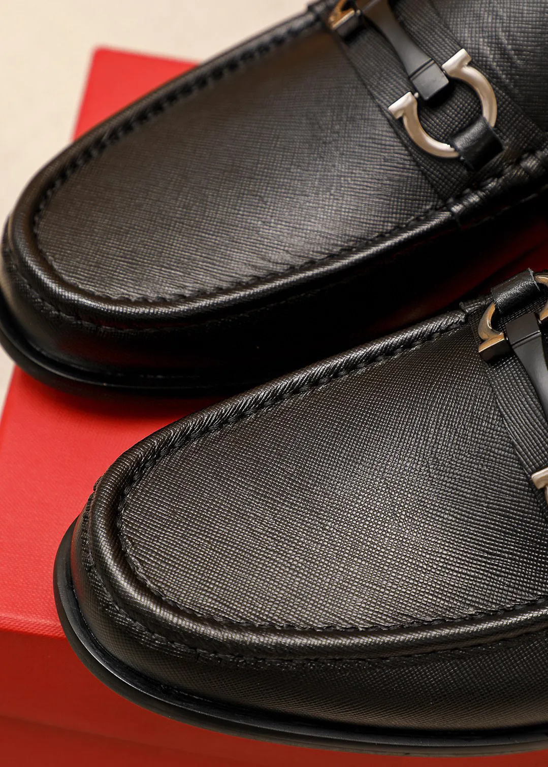 Men's shoes 💰442 💐 Product trademark: Ferragamo "Ferragamo" casual leather shoes Regular size: 38-44 (45.46🉑️customized) Product materials: Selected imported first-layer cross-grain cowhide upper + original hardware buckle, imported water-dyed cow leather lining. Strong three-dimensional visual effect, combined outsole Color: 1⃣️color optional